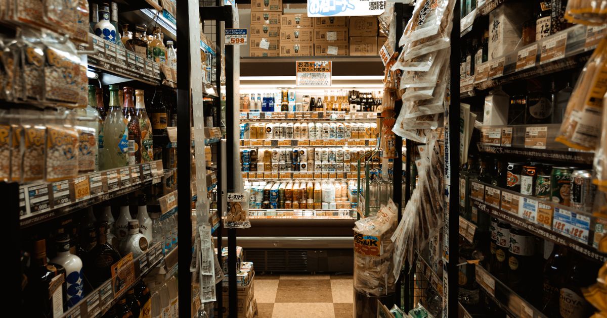 商品が並ぶ店の通路