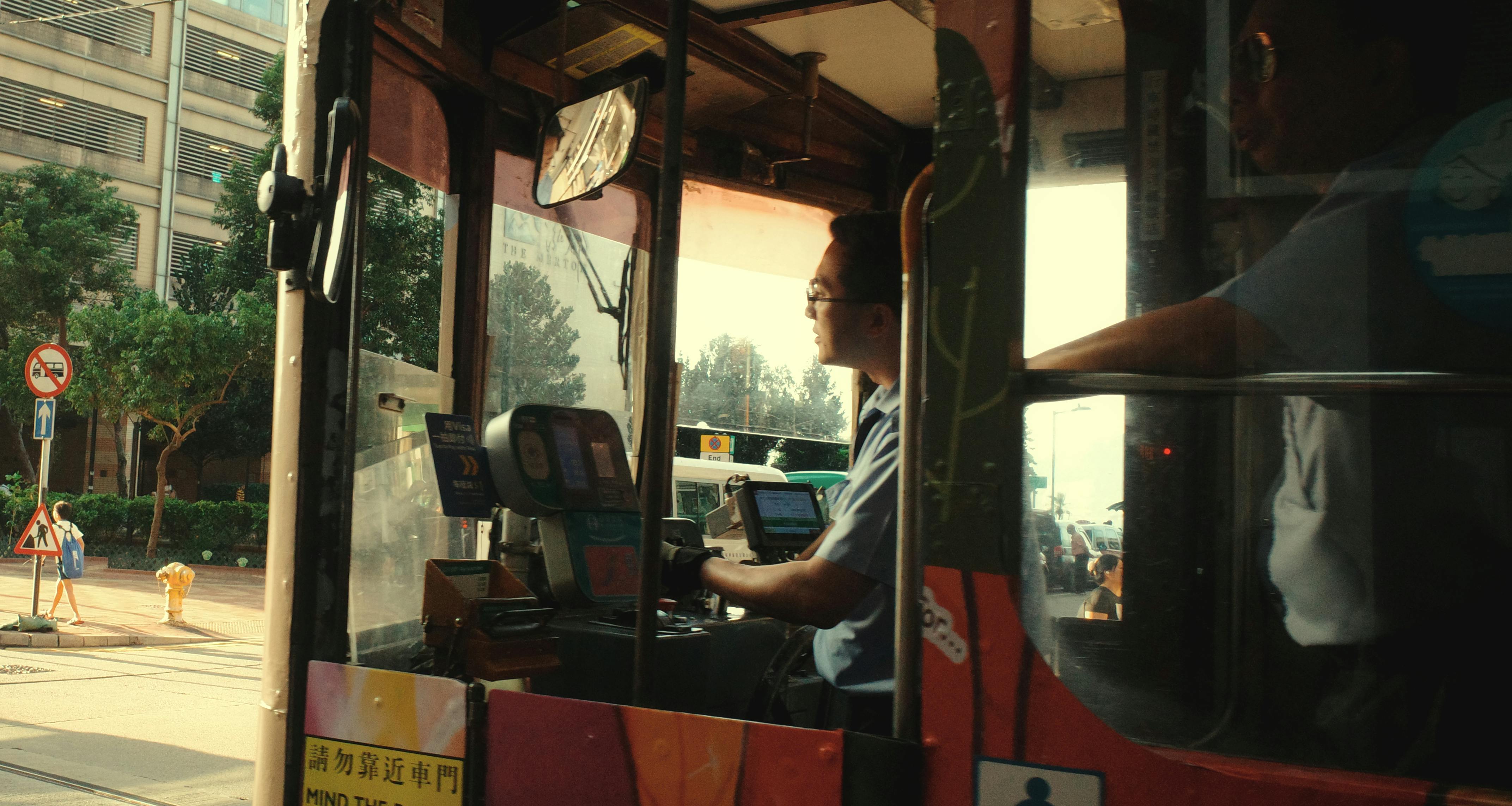 TikTok音樂霸佔巴士司機怒停車霸氣喝令全車乘客叫好 TikTok音樂霸佔巴士司機怒停車霸氣喝令全車乘客叫好