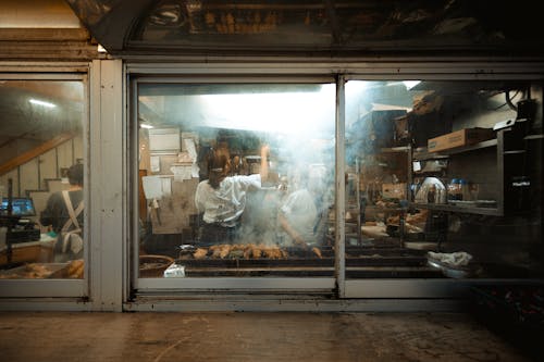 Foto stok gratis alat barbecue, fotografi jalanan, jendela kaca