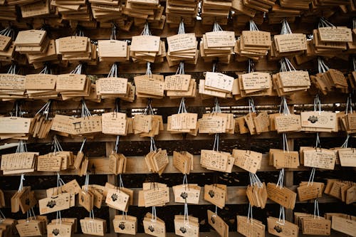 Beaucoup De Porte Clés En Bois Suspendus