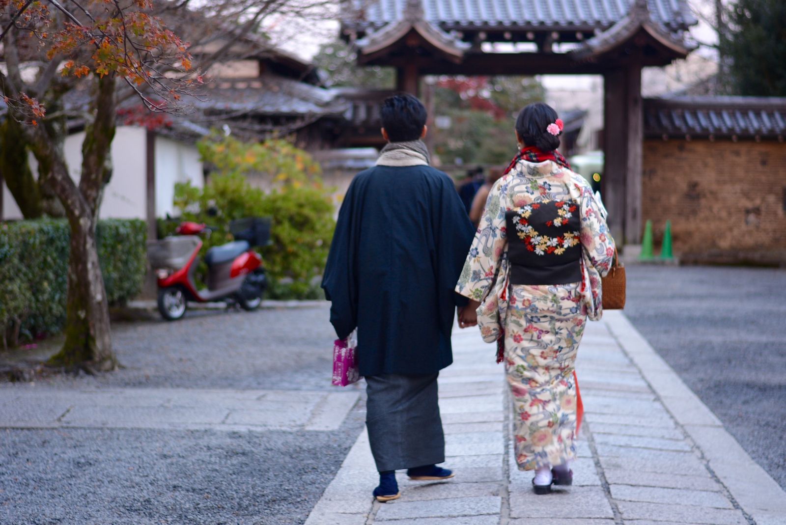 日本の街並みを着物で歩くカップル