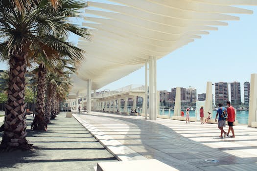 海滨长廊充满活力，拥有现代建筑和棕榈树，非常适合度假者