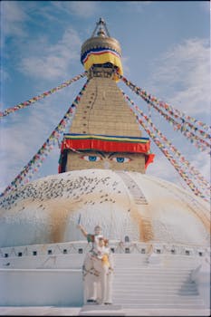 布达纳特佛塔，位于尼泊尔加德满都，挂着祈祷旗帜，天空晴朗