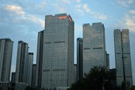 原句：
你是一名专业的文本编辑，擅长纠正由其他语言直译成中文时产生的不自然语序