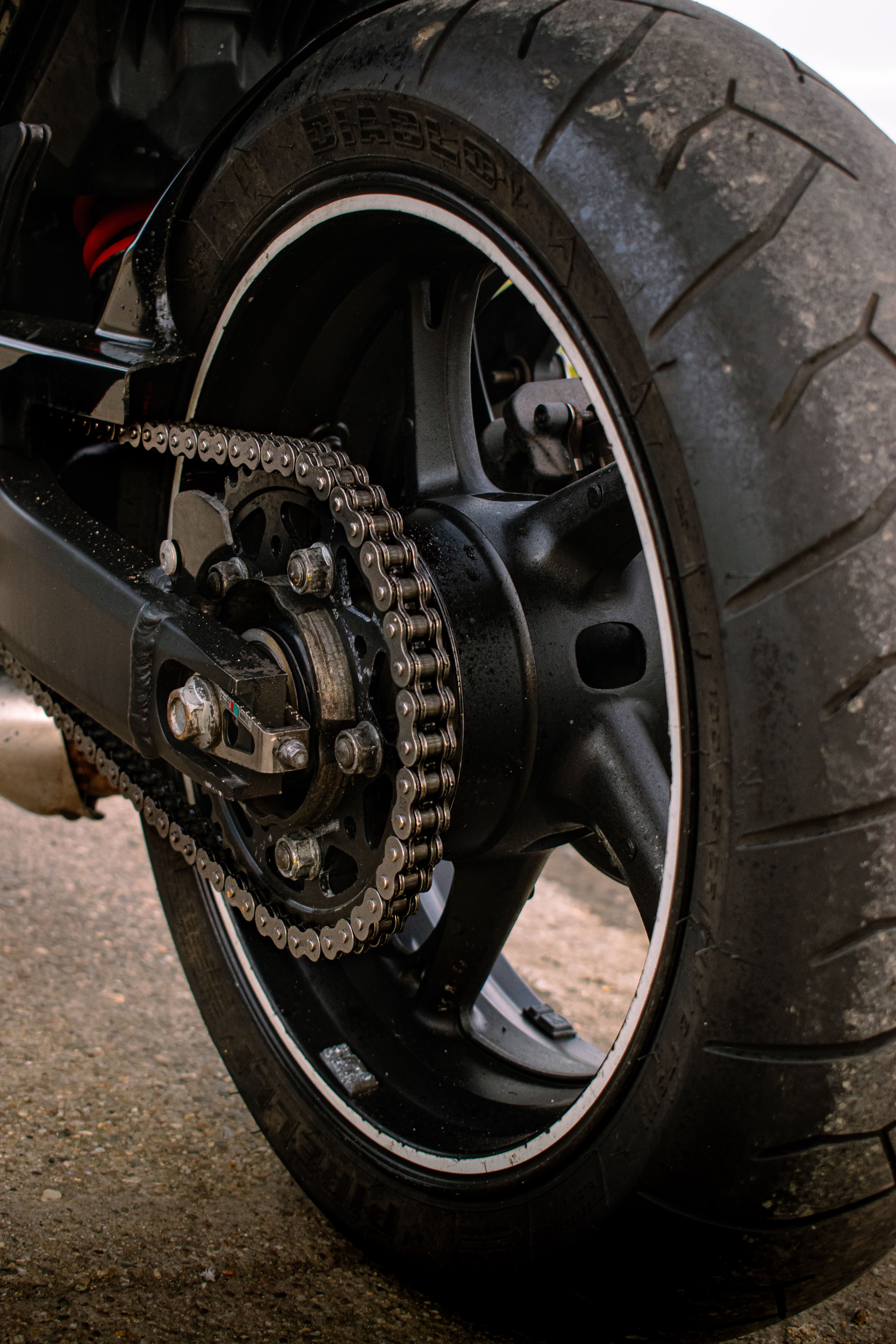Inspeção detalhada da corrente e da coroa de uma moto usada