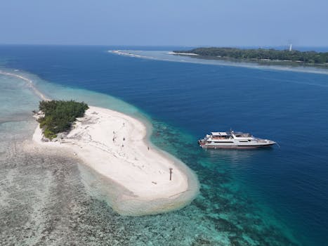 在印度尼西亚雅加达附近的沙岛上，绿树成荫的豪华游艇