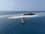 在雅加达清澈蔚蓝的水域，停泊着一艘豪华游艇