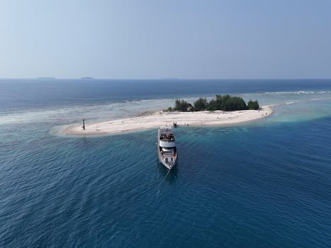 在雅加达清澈蔚蓝的水域，停泊着一艘豪华游艇