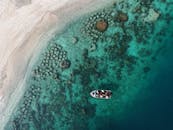 雅加达珊瑚礁和一艘小船的令人惊叹的鸟瞰图非常适合旅行和自然主题