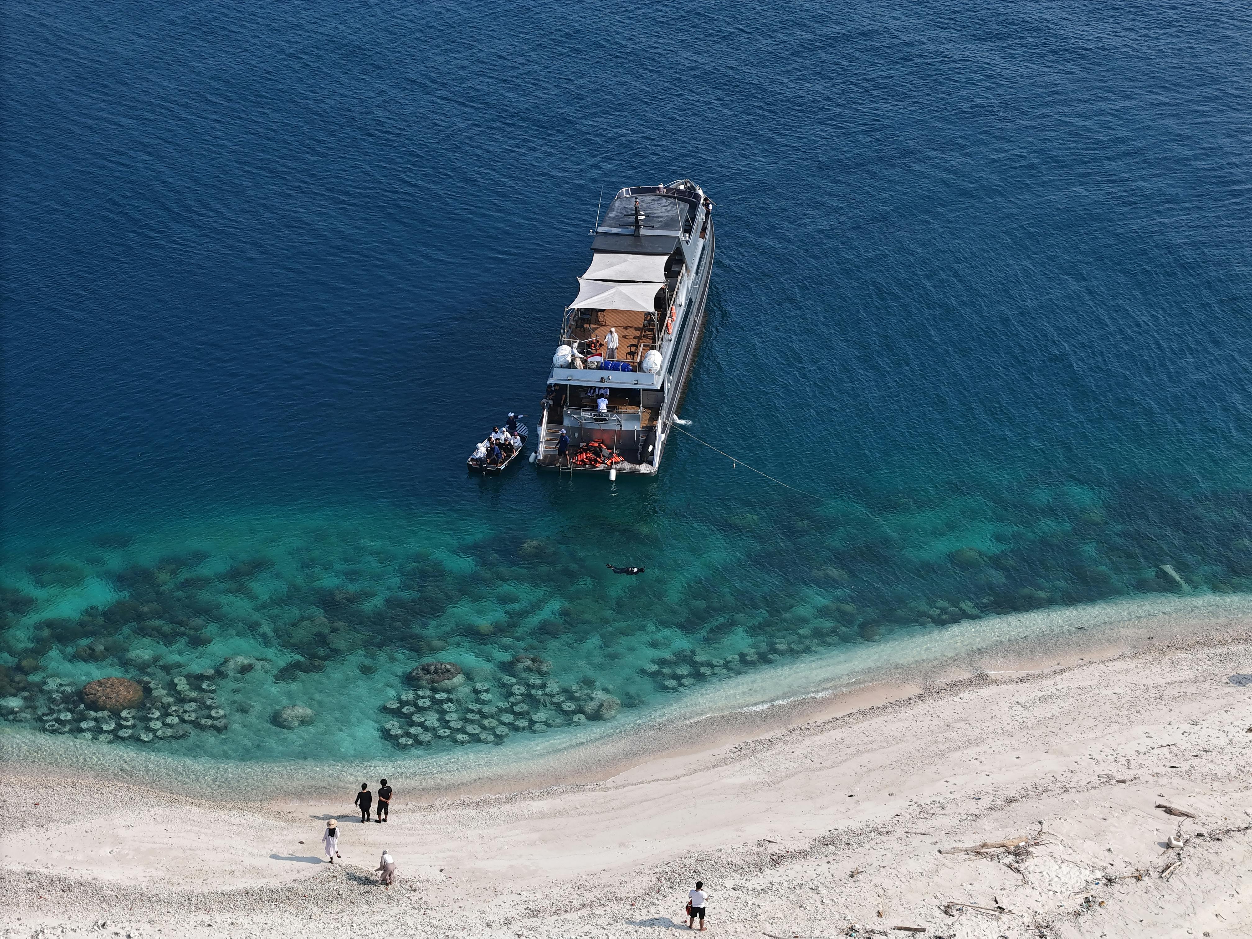 在印度尼西亚雅加达附近的美丽海滩上，有一艘豪华游艇