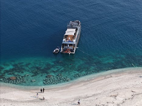 在印度尼西亚雅加达附近的美丽海滩上，有一艘豪华游艇