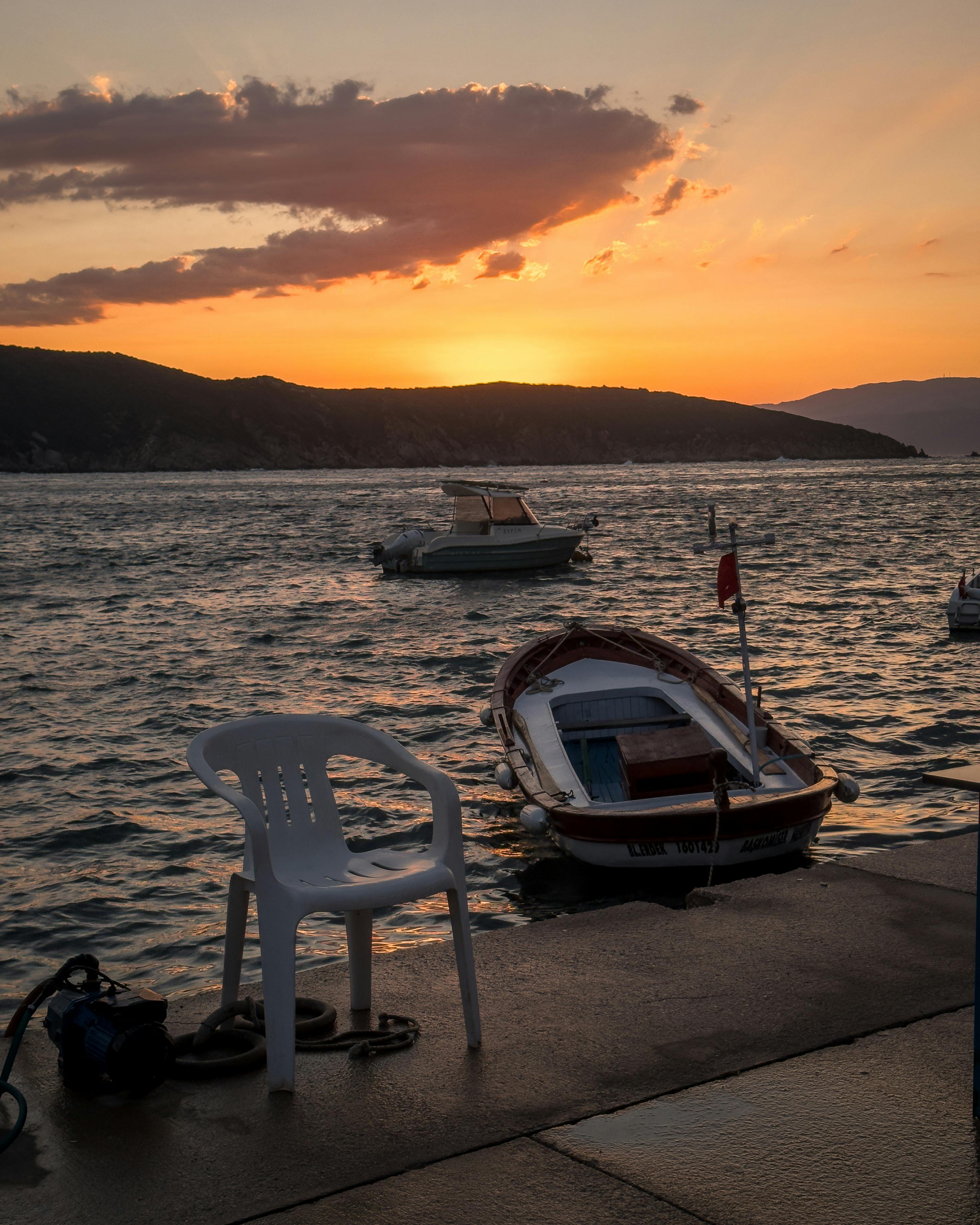 宁静的日落，海边的风景让人放松和宁静