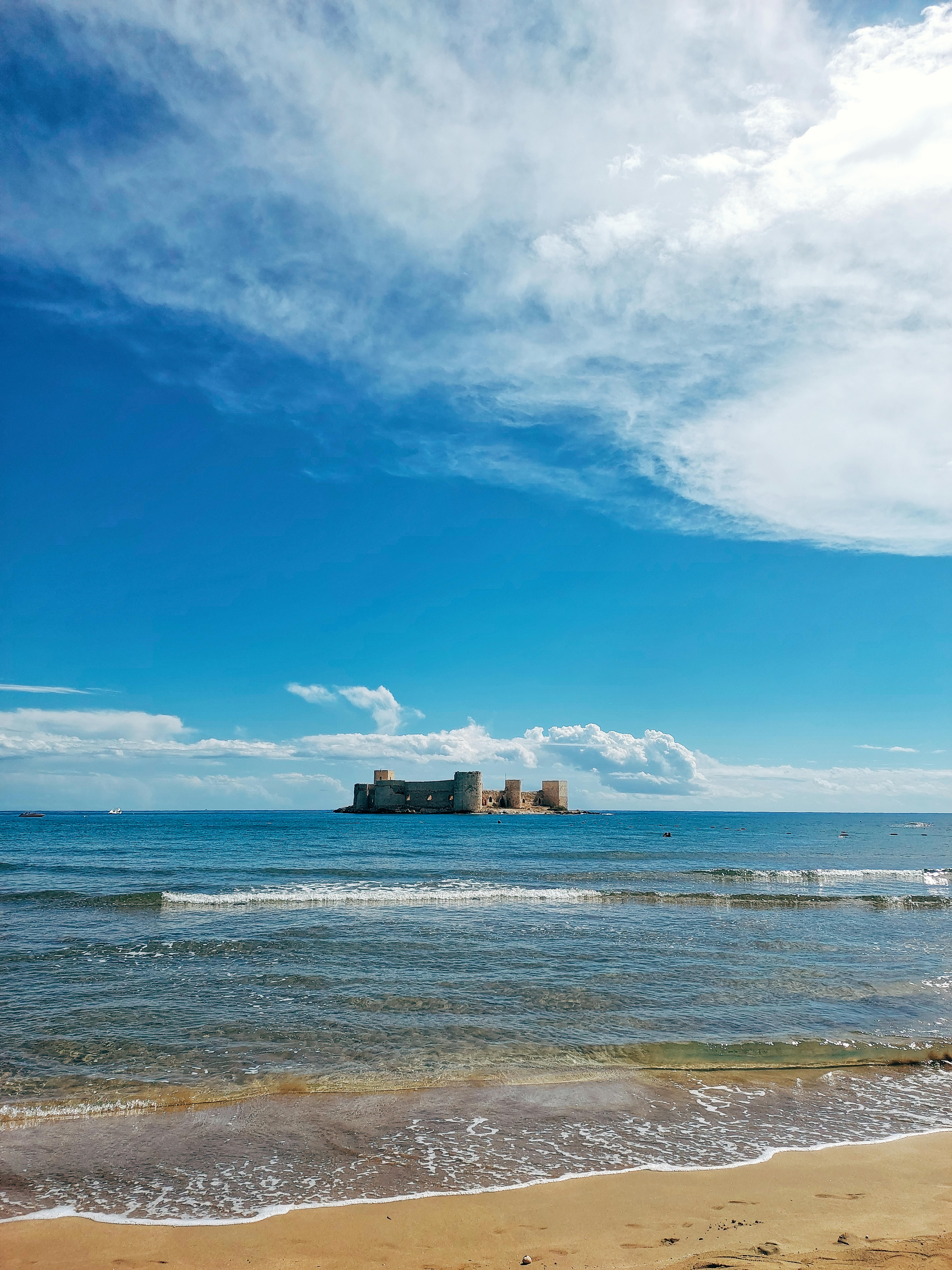 克兹卡莱西城堡的景色，蔚蓝的天空和沙滩