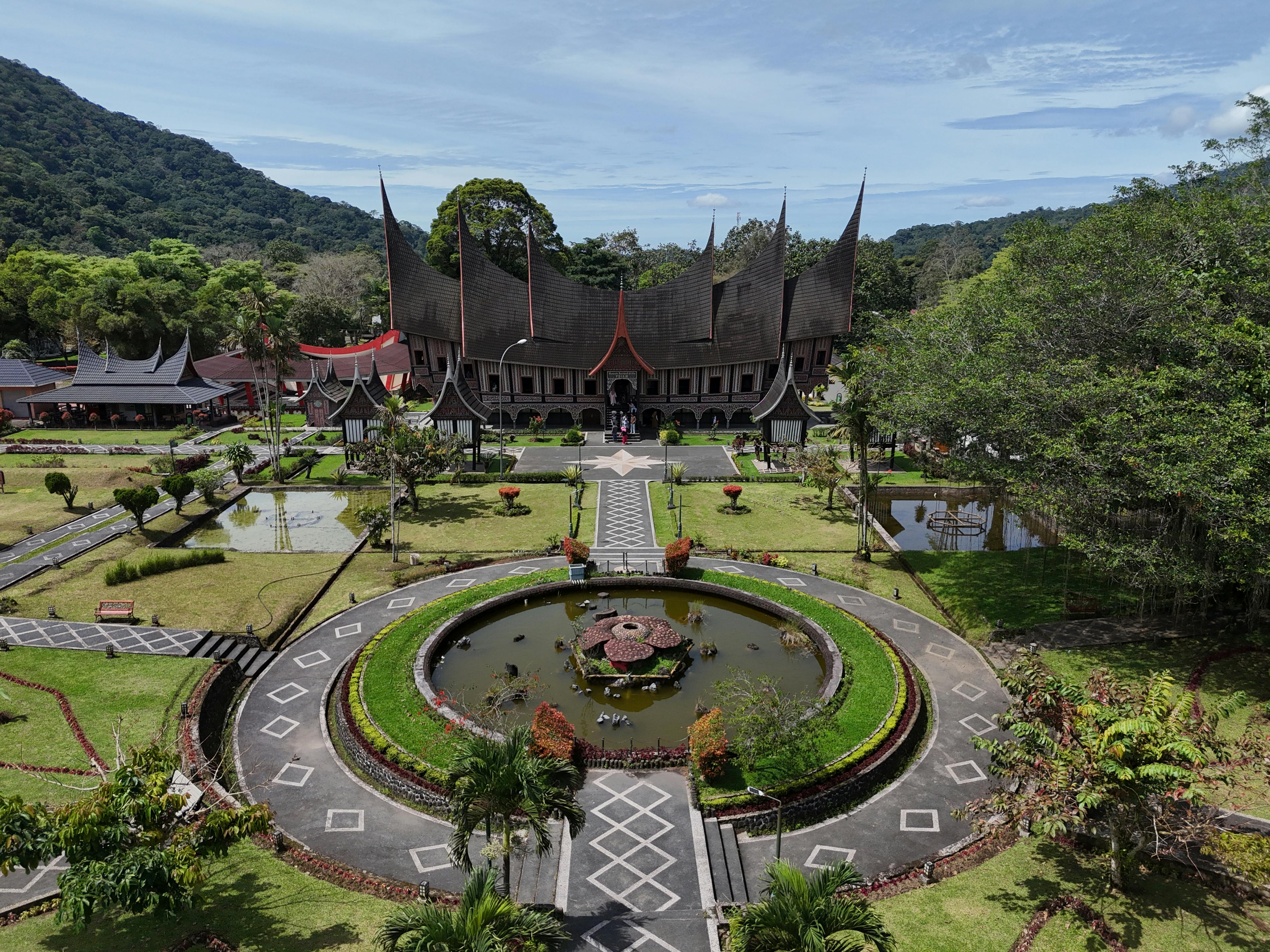 印度尼西亚西苏门答腊岛的鲁玛加传统建筑，以其独特的建筑风格和美丽景色，成为了该地区的一大亮点