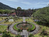 印度尼西亚西苏门答腊岛的鲁玛加传统建筑，以其独特的建筑风格和美丽景色，成为了该地区的一大亮点