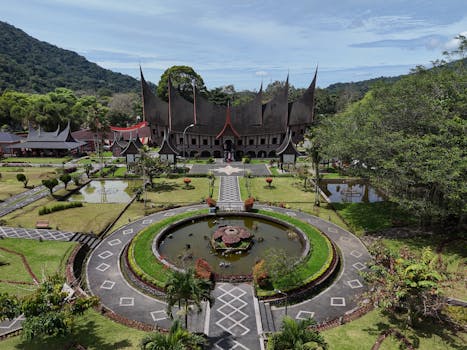 印度尼西亚西苏门答腊岛的鲁玛加传统建筑，以其独特的建筑风格和美丽景色，成为了该地区的一大亮点