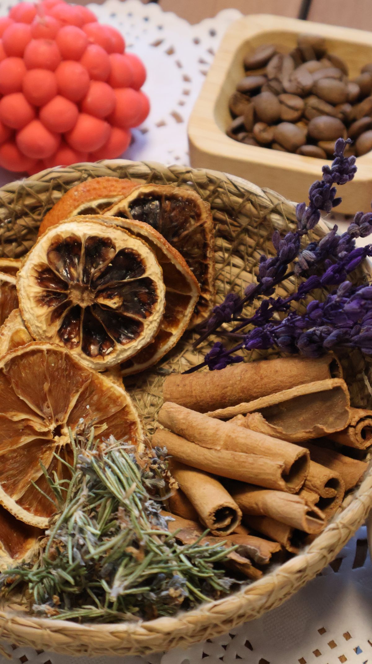 Frutas secas, canela e outros ingredientes aromáticos em recipiente