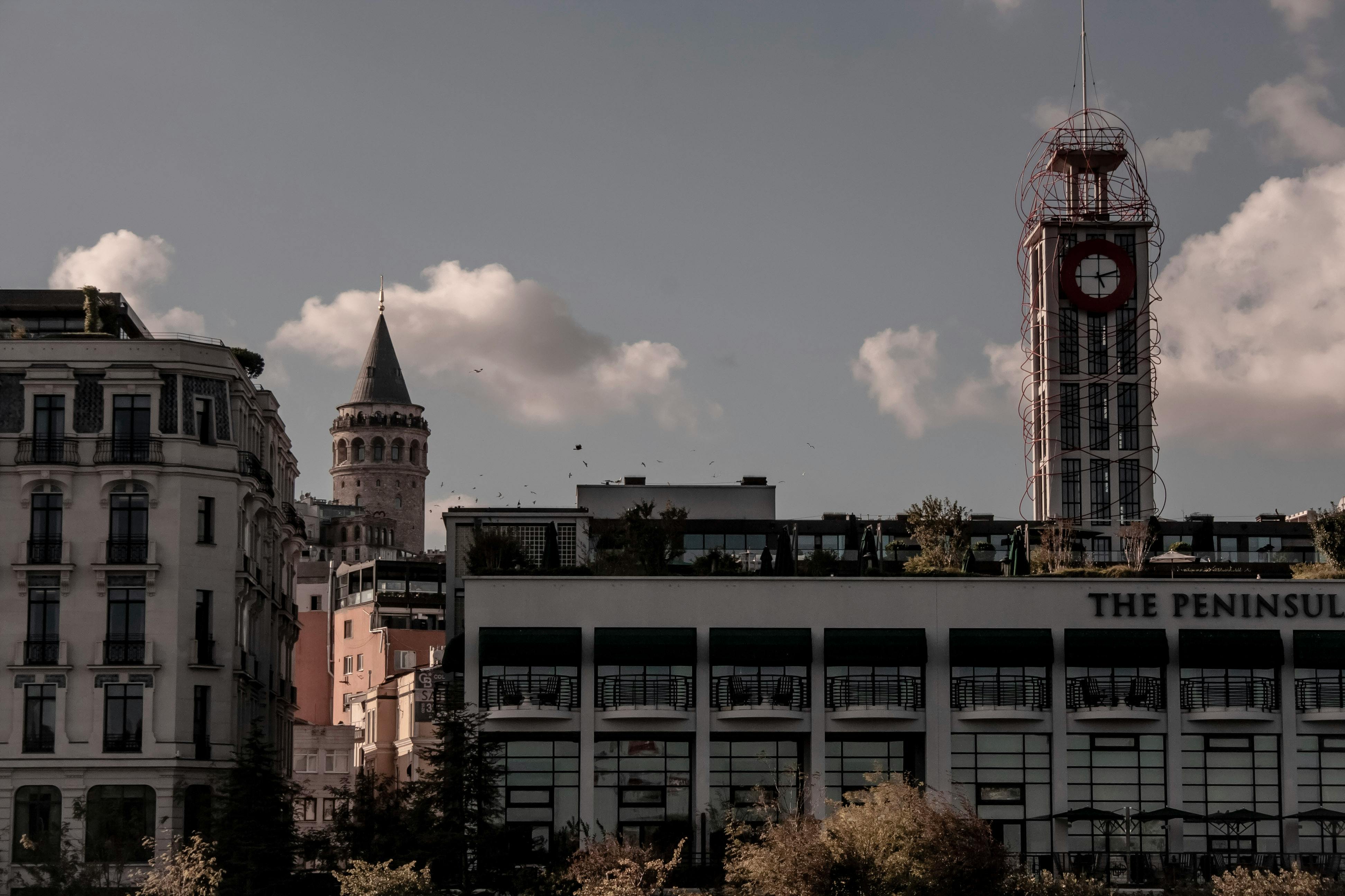 伊斯坦布尔的加拉塔塔、钟楼以及周围城市的建筑构成了一幅美丽的景观