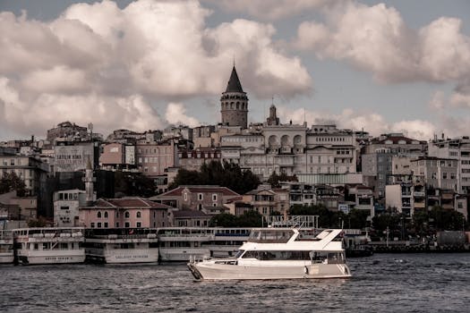 伊斯坦布尔加拉塔塔的风景，博斯普鲁斯海峡上的船只在戏剧性的天空下拍摄