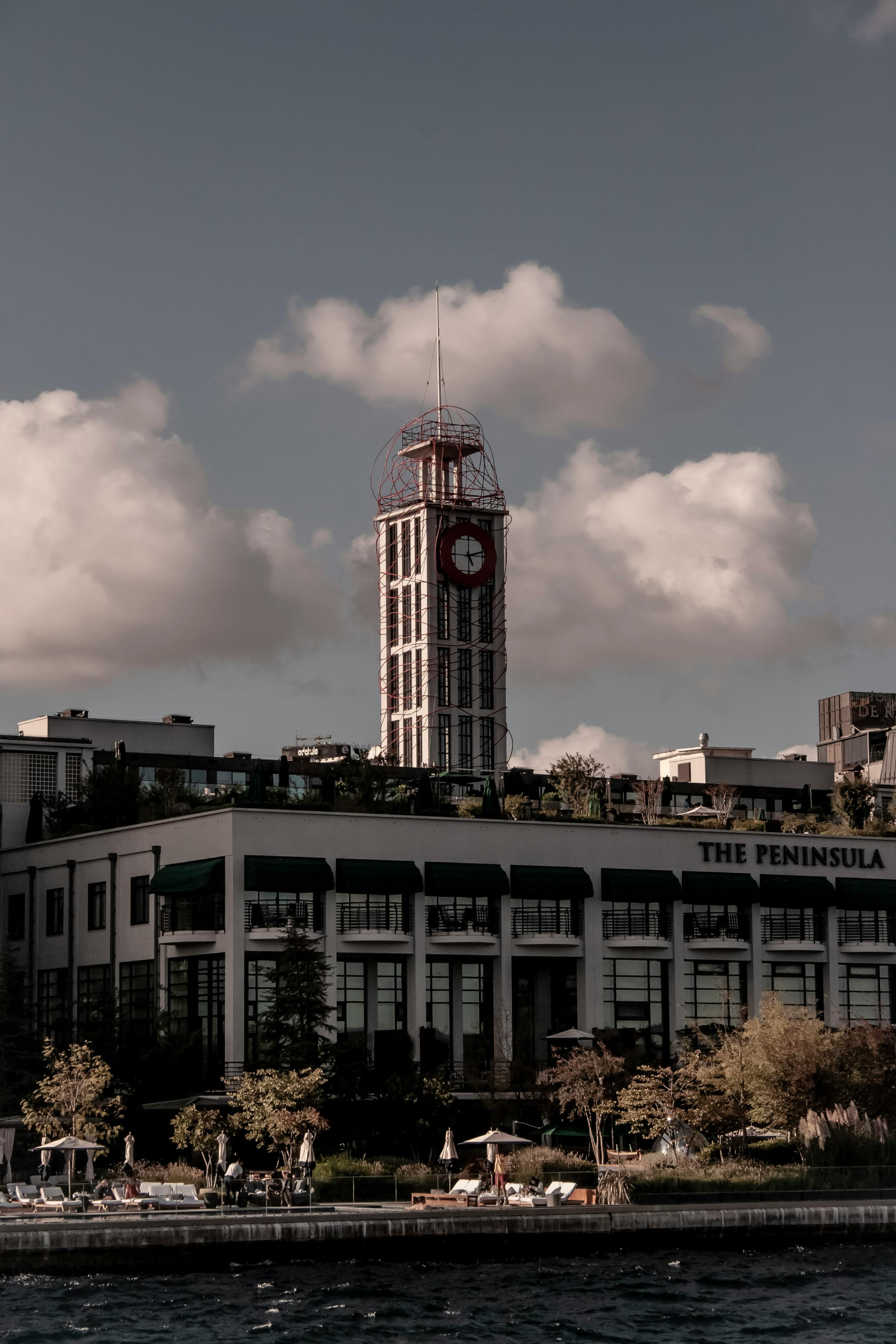 在多云的天空下，海边的钟楼和半岛酒店景色