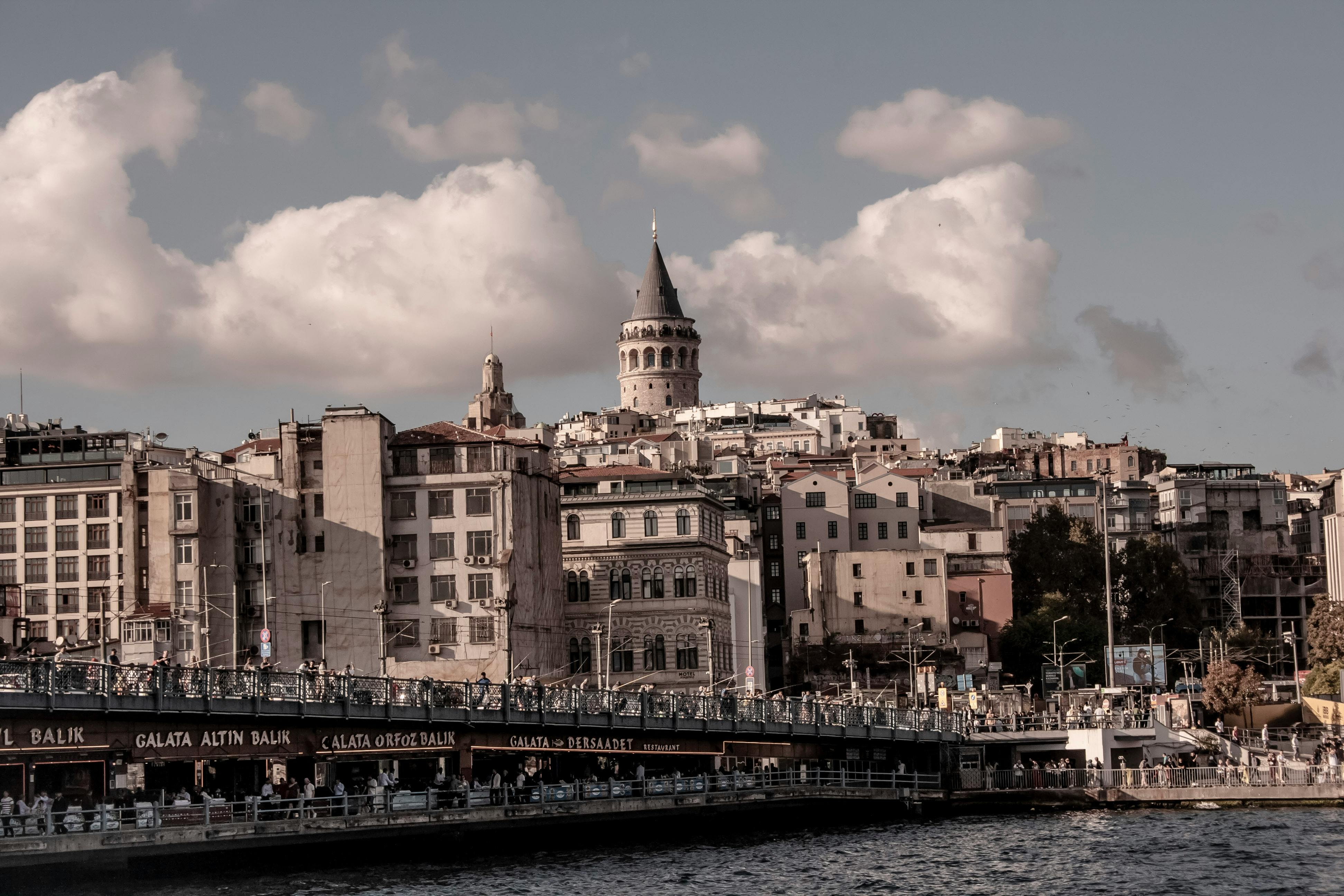 Gratuit Vue panoramique de la tour de Galata à Istanbul avec une architecture historique sous un ciel nuageux. Photos