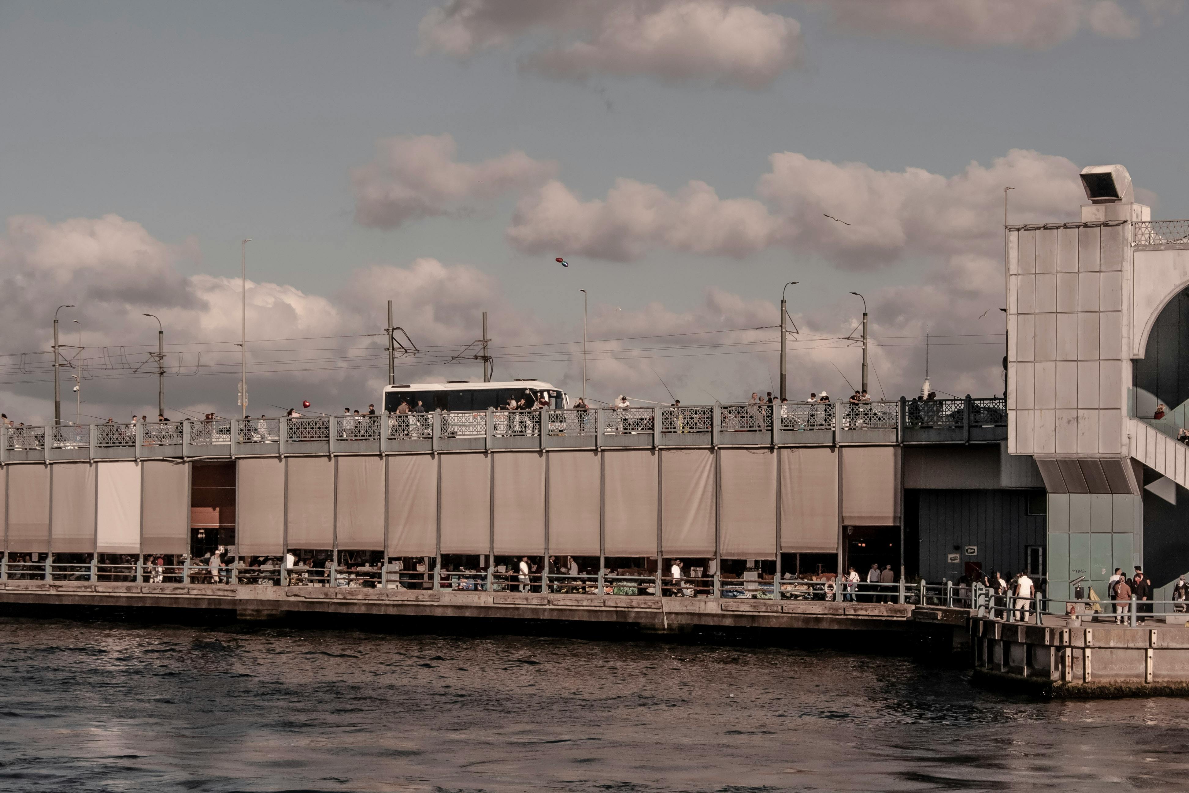 在多云的天空下，一座繁忙的桥展现出它的风景