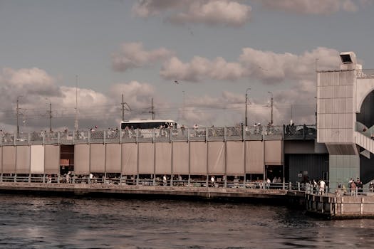 在多云的天空下，一座繁忙的桥展现出它的风景