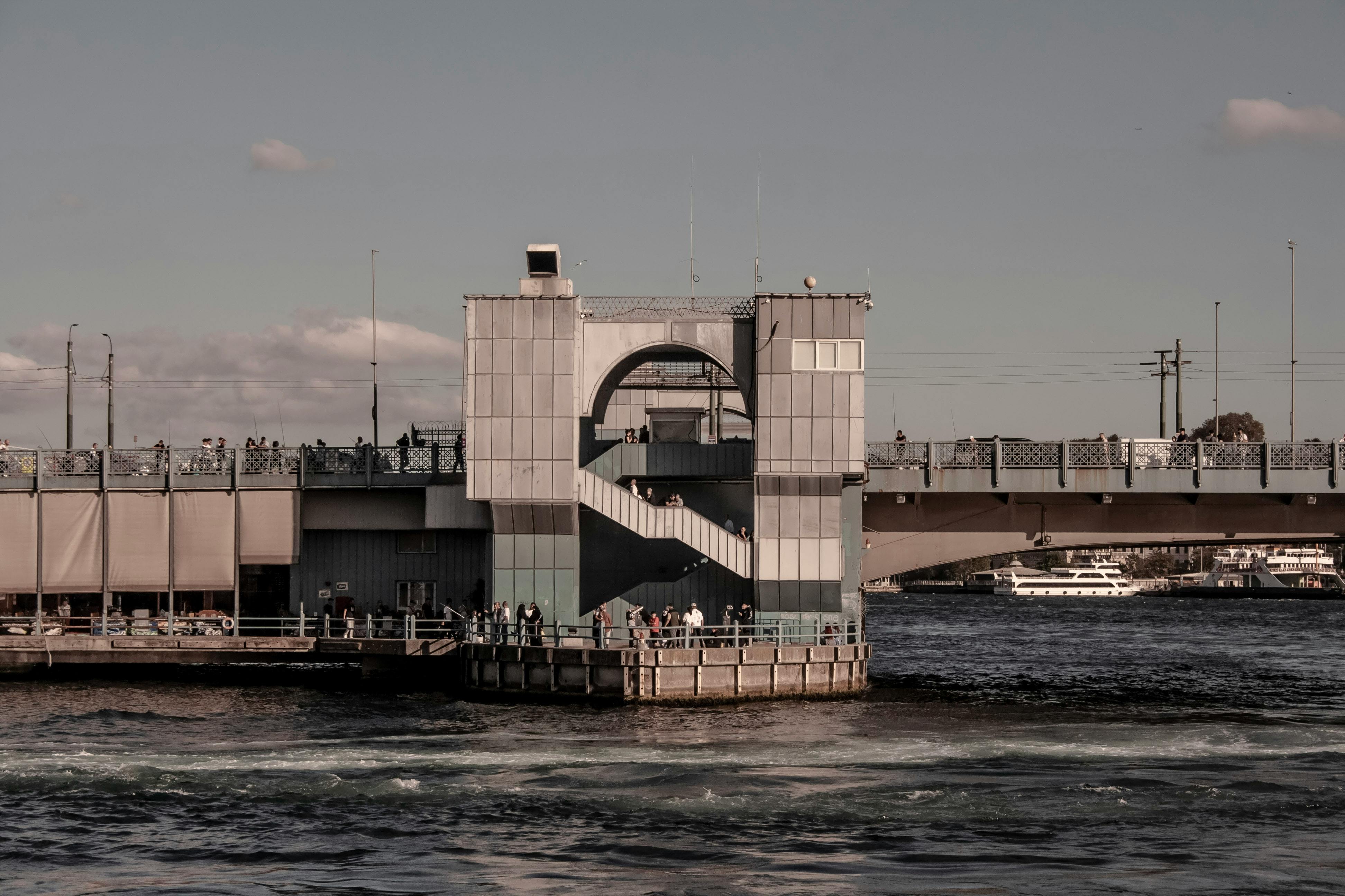 一座横跨河流的城市桥梁，在宁静的环境中展示了城市建筑和动感