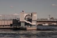 一座横跨河流的城市桥梁，在宁静的环境中展示了城市建筑和动感