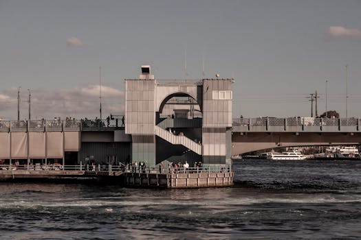 一座横跨河流的城市桥梁，在宁静的环境中展示了城市建筑和动感