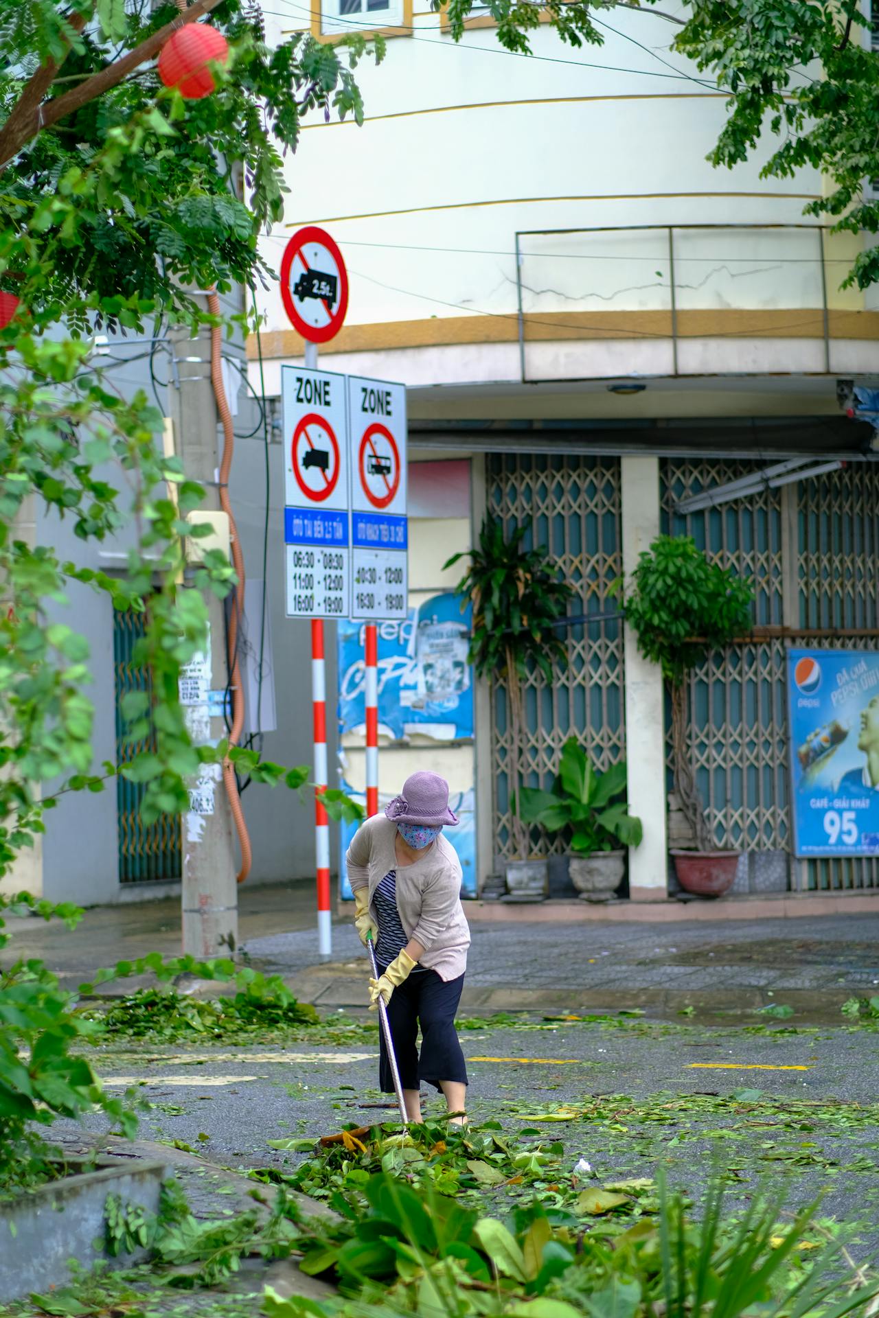 Viết bài văn nghị luận nêu suy nghĩ của em về vấn đề tuổi trẻ và cách tiếp cận thông tin mạng xã hội