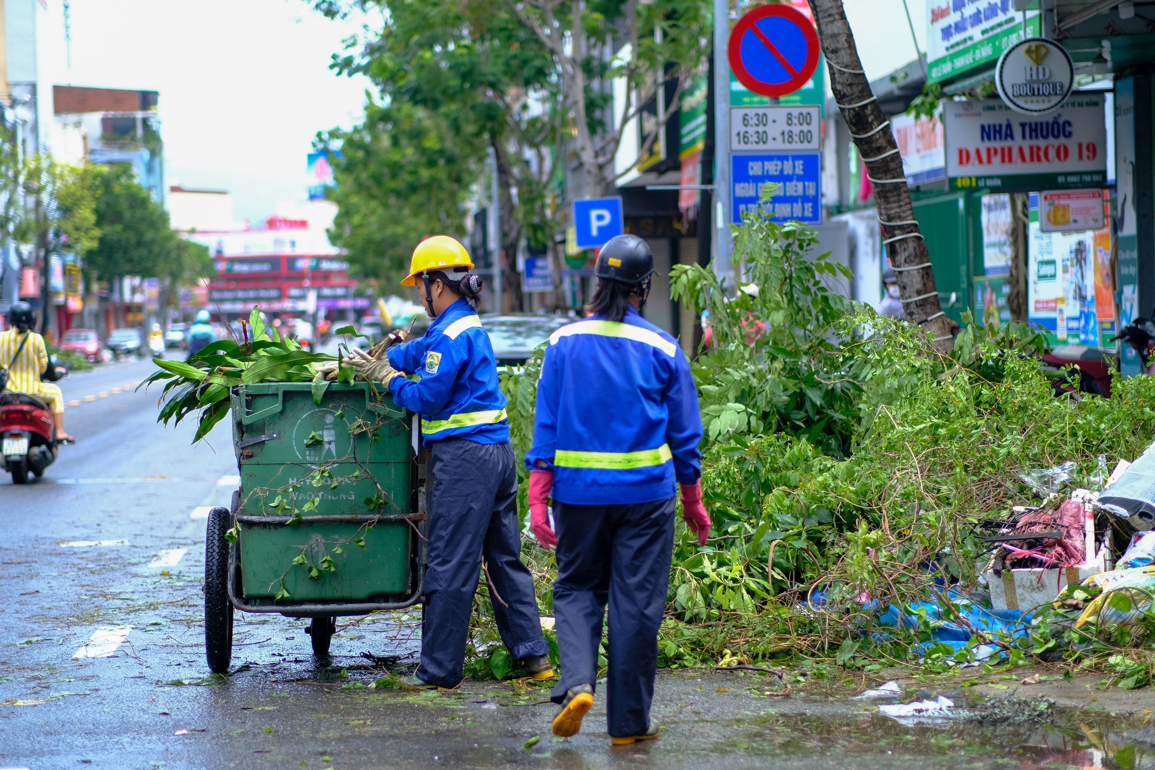 Street Cleanup Workers in Da Nang, Vietnam · Free Stock Photo