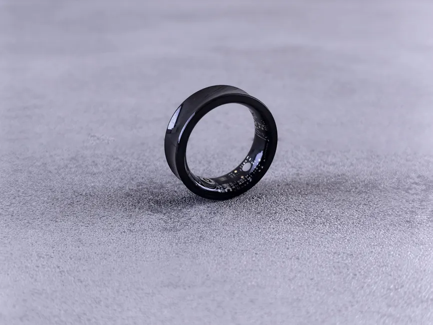 Black smart ring with sensor circuitry — best smart rings 2026 buyer's guide