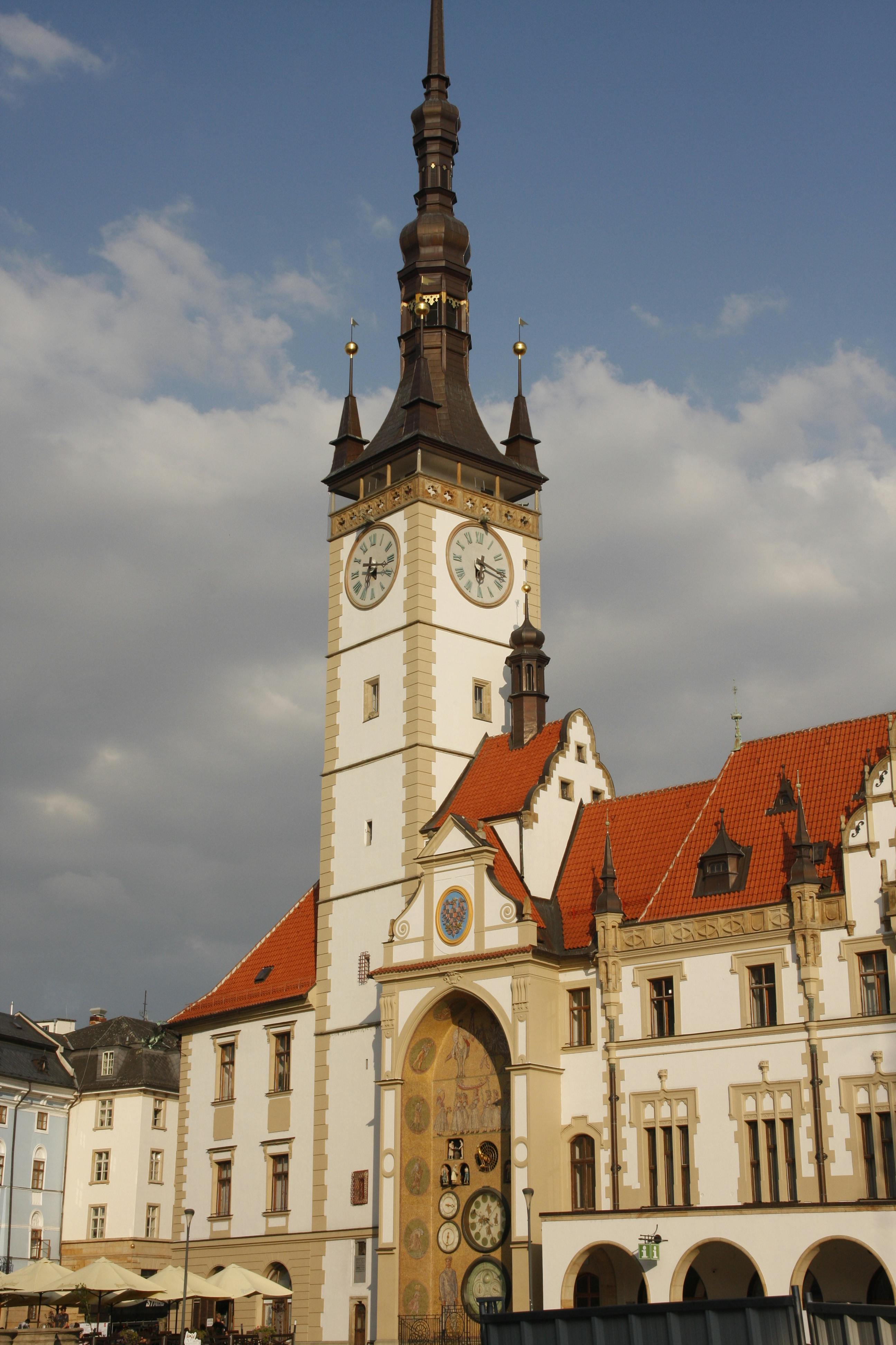 哥特式钟楼俯瞰历史悠久的城镇广场