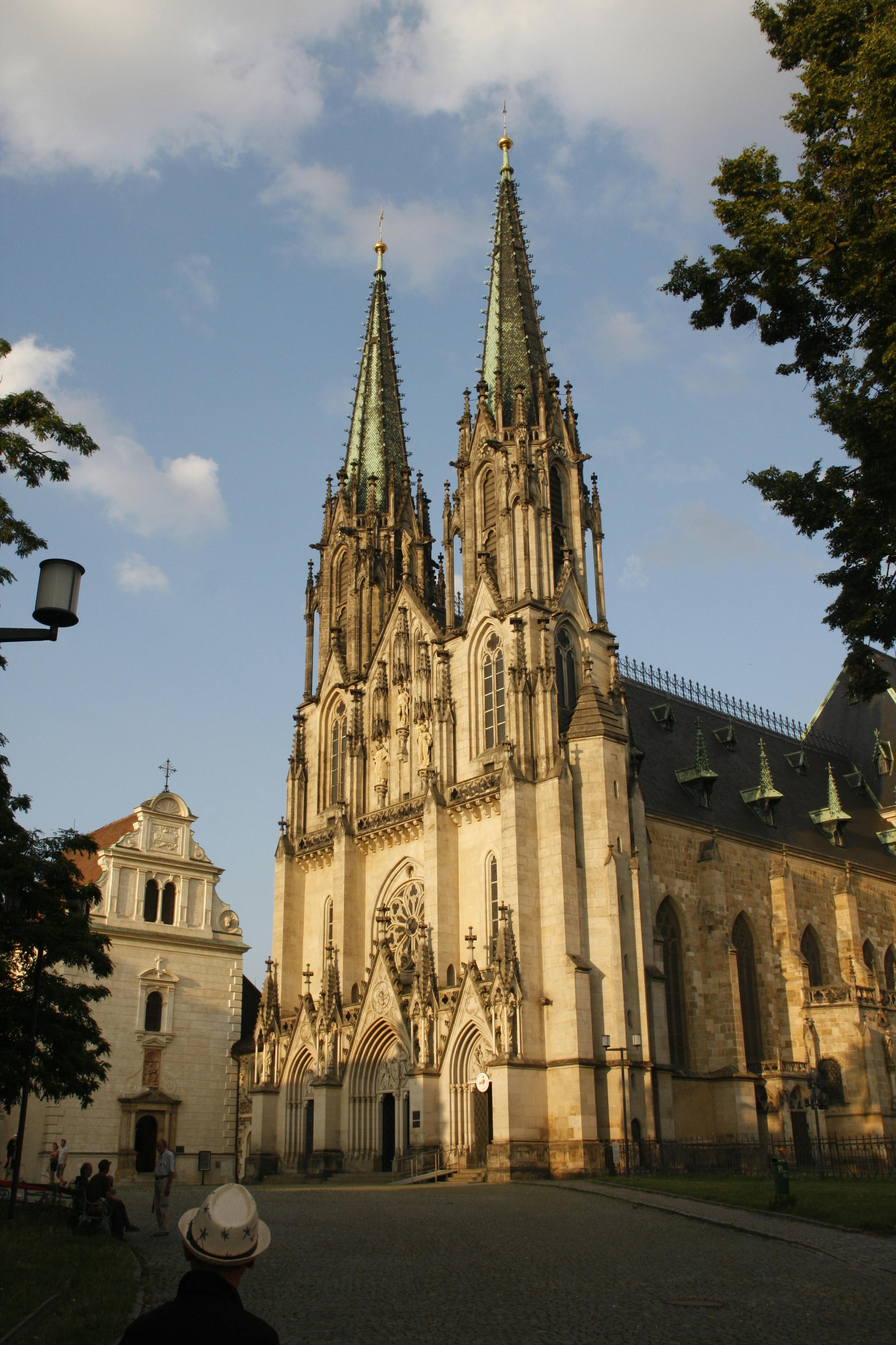 沐浴在阳光下的雄伟哥特式希特罗