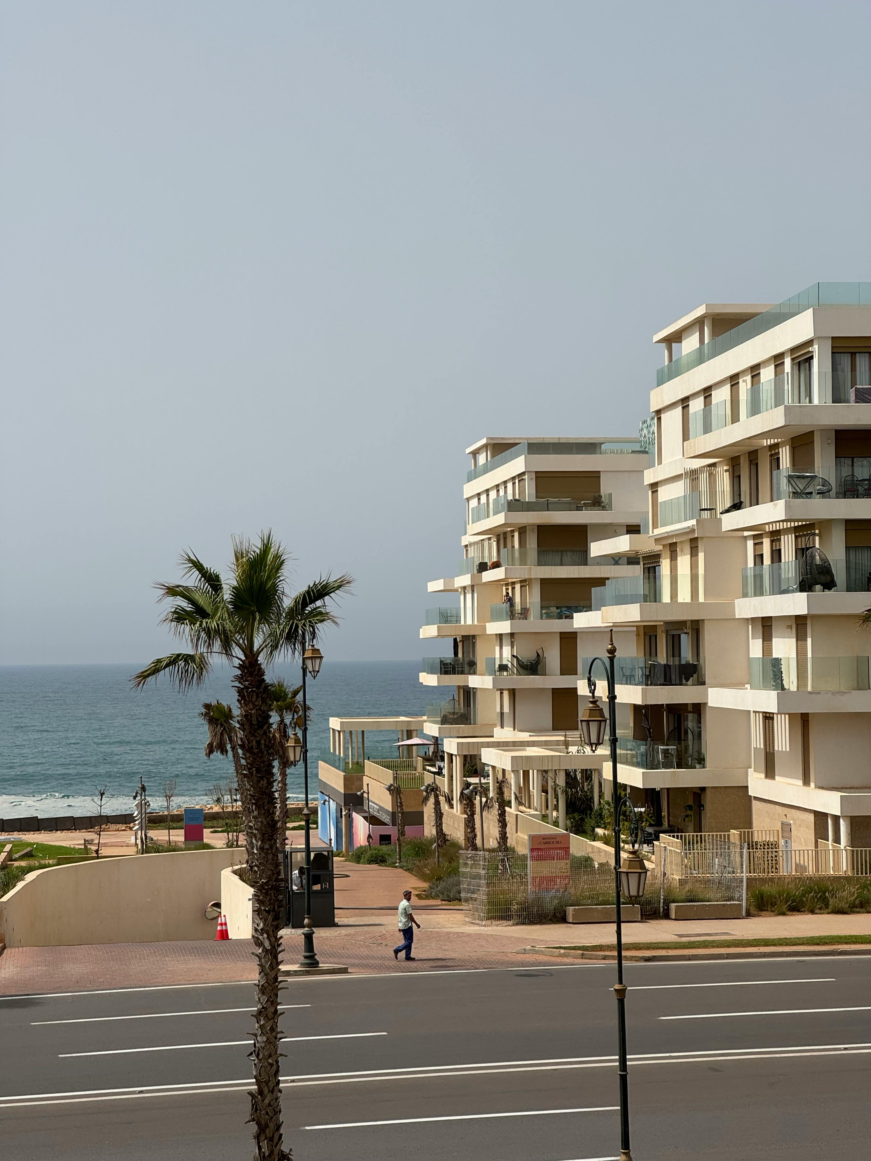 摩洛哥拉巴特的现代公寓可以俯瞰大海