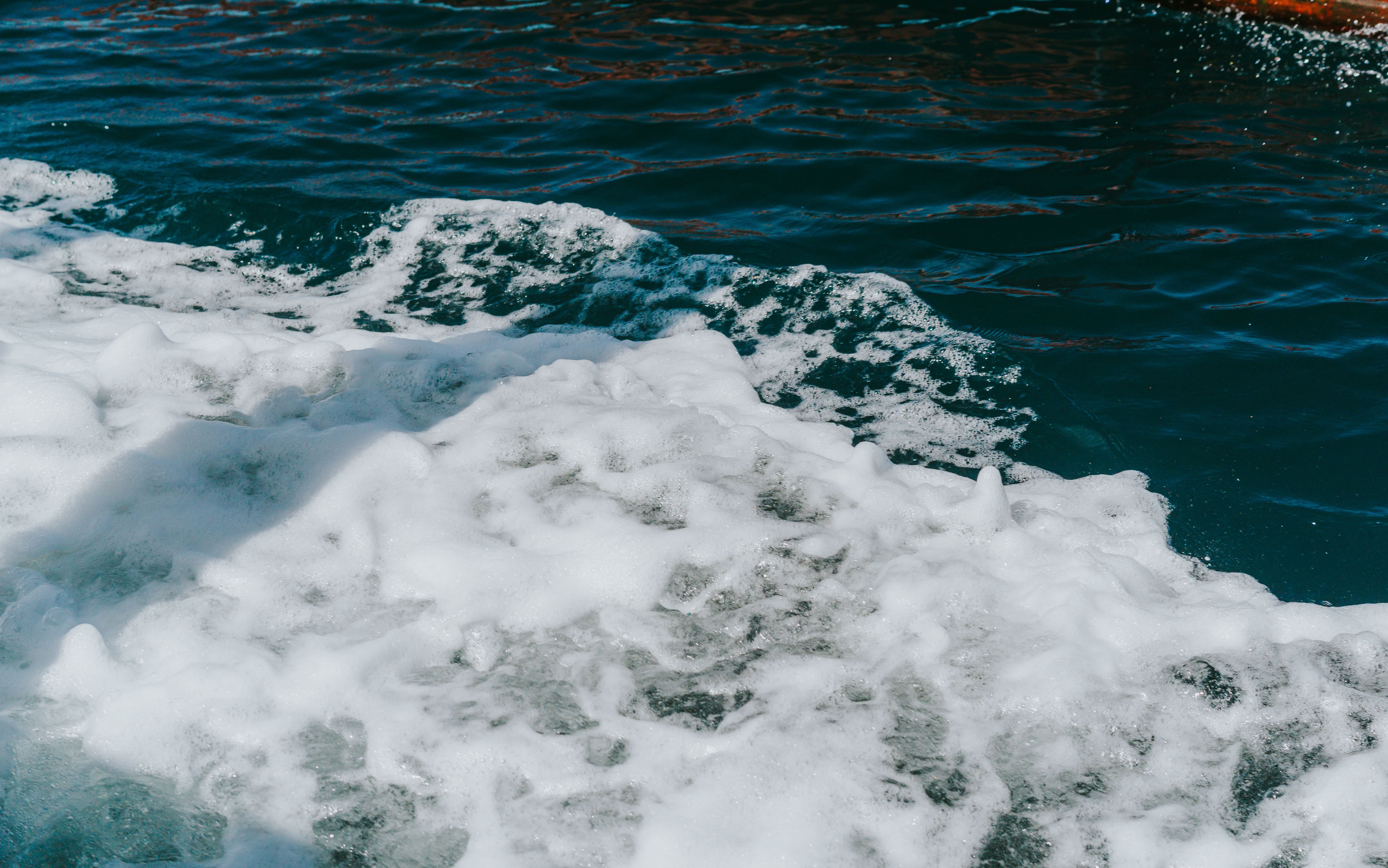 Dynamic Ocean Waves with White Foam · Free Stock Photo