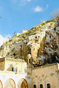 历史建筑反对岩石悬崖的明亮一天视图