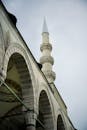 清真寺尖塔的景色，带有拱门细节，展示伊斯兰建筑