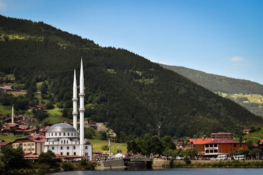 风景如画的乌宗格尔清真寺，其背后是郁郁葱葱的山脉，呈现出宁静而迷人的景色