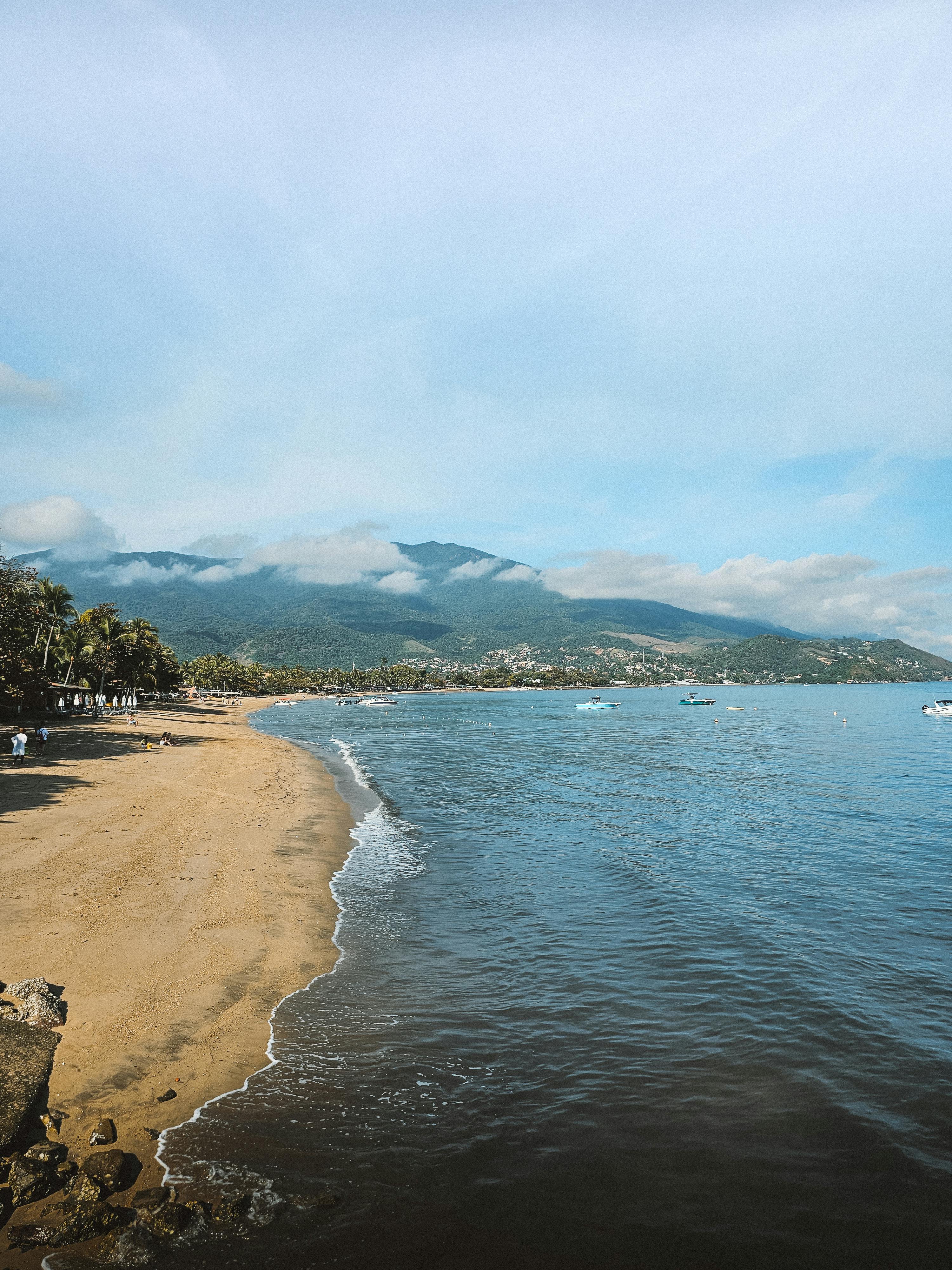 原句：
你是一名专业的文本编辑，擅长纠正由其他语言直译成中文时产生的不自然语序