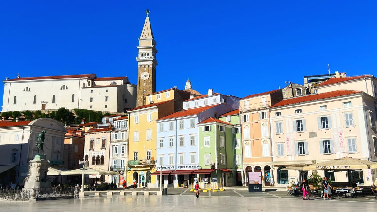 Piața Tartini din Piran, cu fațade colorate și clopotnița în fundal