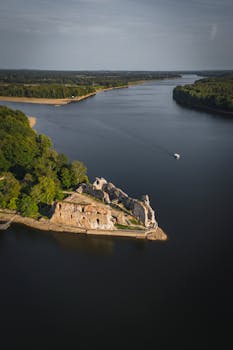 无人机拍摄了被风景优美的河流景观包围的古老城堡废墟