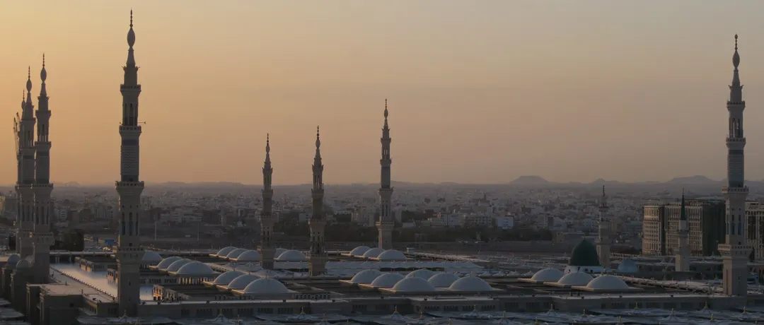 Madinah Ziyarat guide: the places to visit and how to get there: Saudi Arabia travel scene illustrating this guide