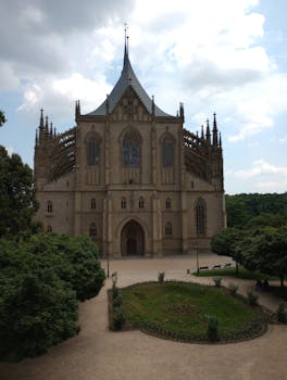 在库特纳霍拉，我们拍摄了历史悠久的圣巴巴拉大教堂，展示了其哥特式建筑的独特魅力