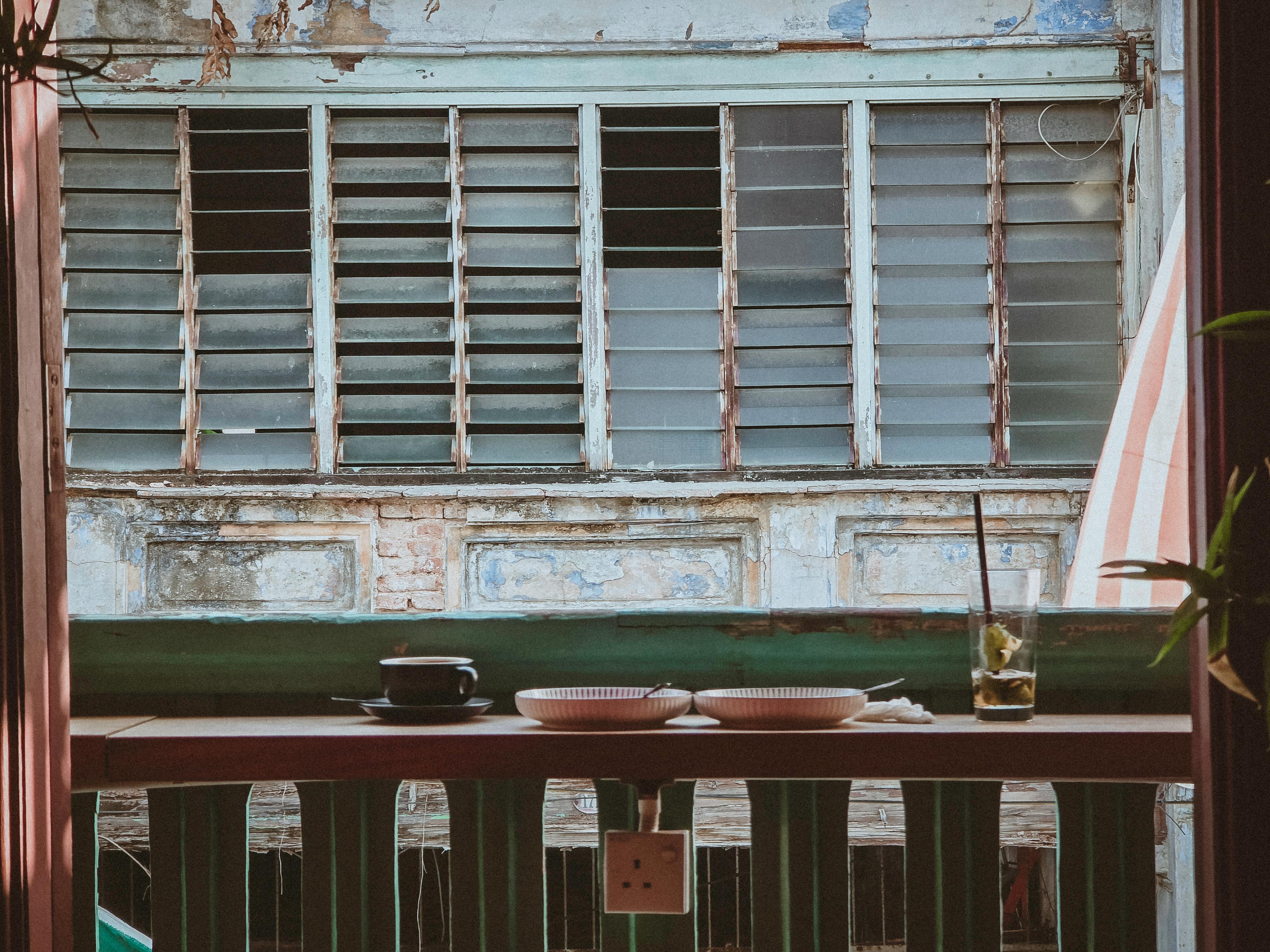 Gratis Sjarmerende utsikt over vintagevinduer fra en rustikk kafé i George Town, Penang, Malaysia. Arkivbilde