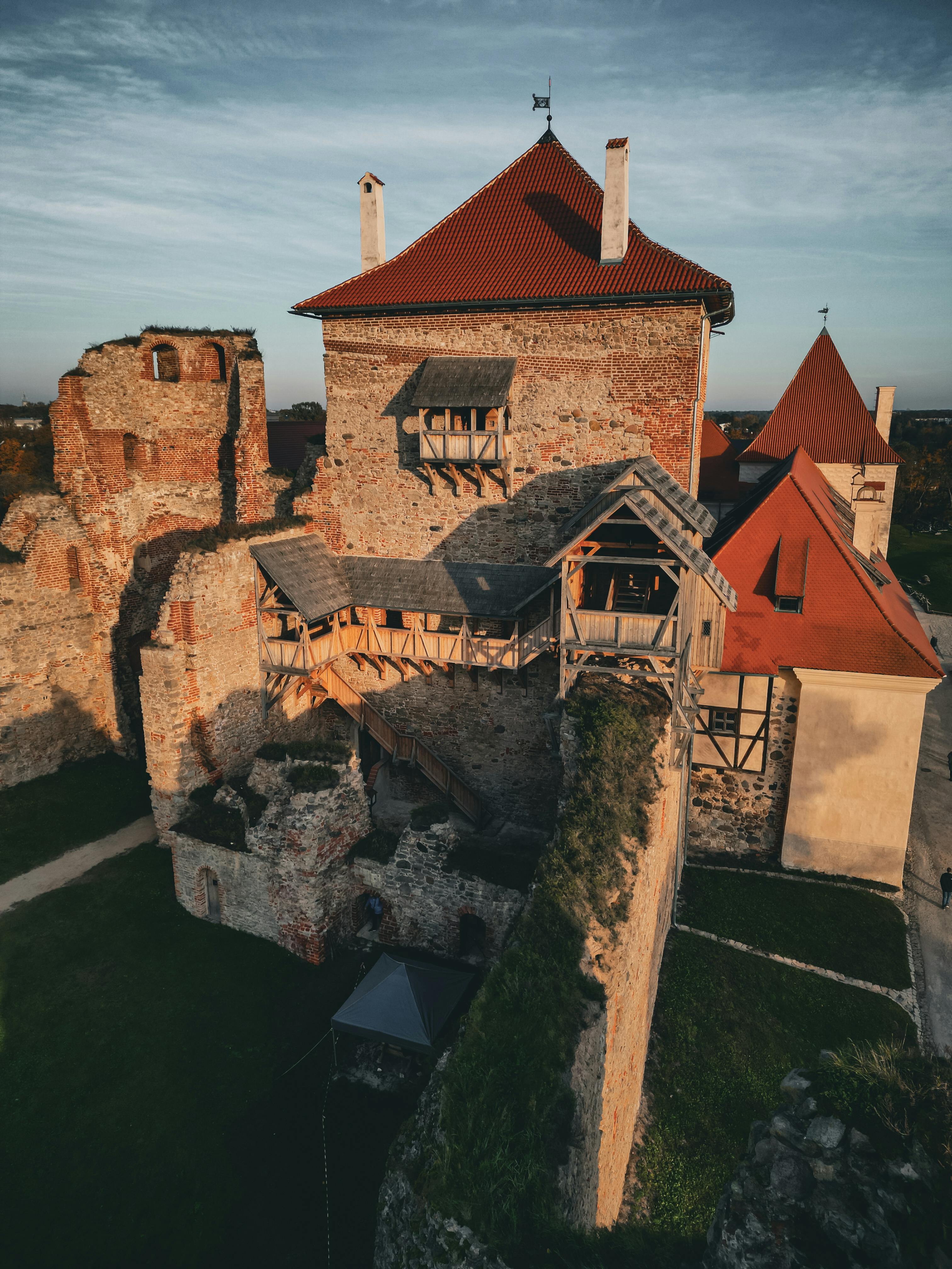 在日落时分，俯瞰一座中世纪城堡时，可以见到其屋顶呈现出红色，这反映了古代建筑的特点