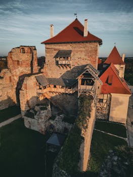 在日落时分，俯瞰一座中世纪城堡时，可以见到其屋顶呈现出红色，这反映了古代建筑的特点