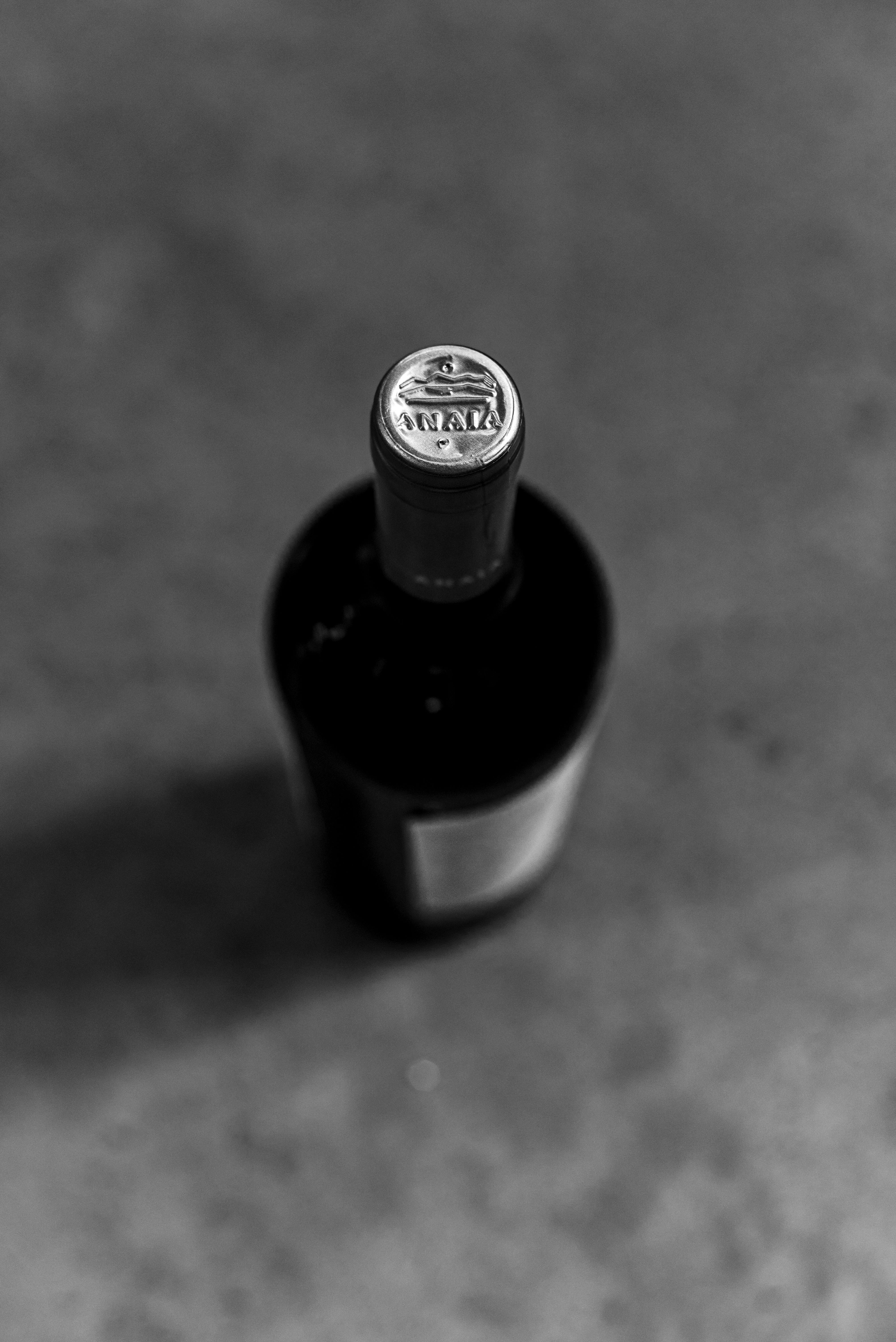 De franc Elegant foto en blanc i negre d'una ampolla de vi vista des de dalt, que mostra un estil clàssic. Foto d'estoc