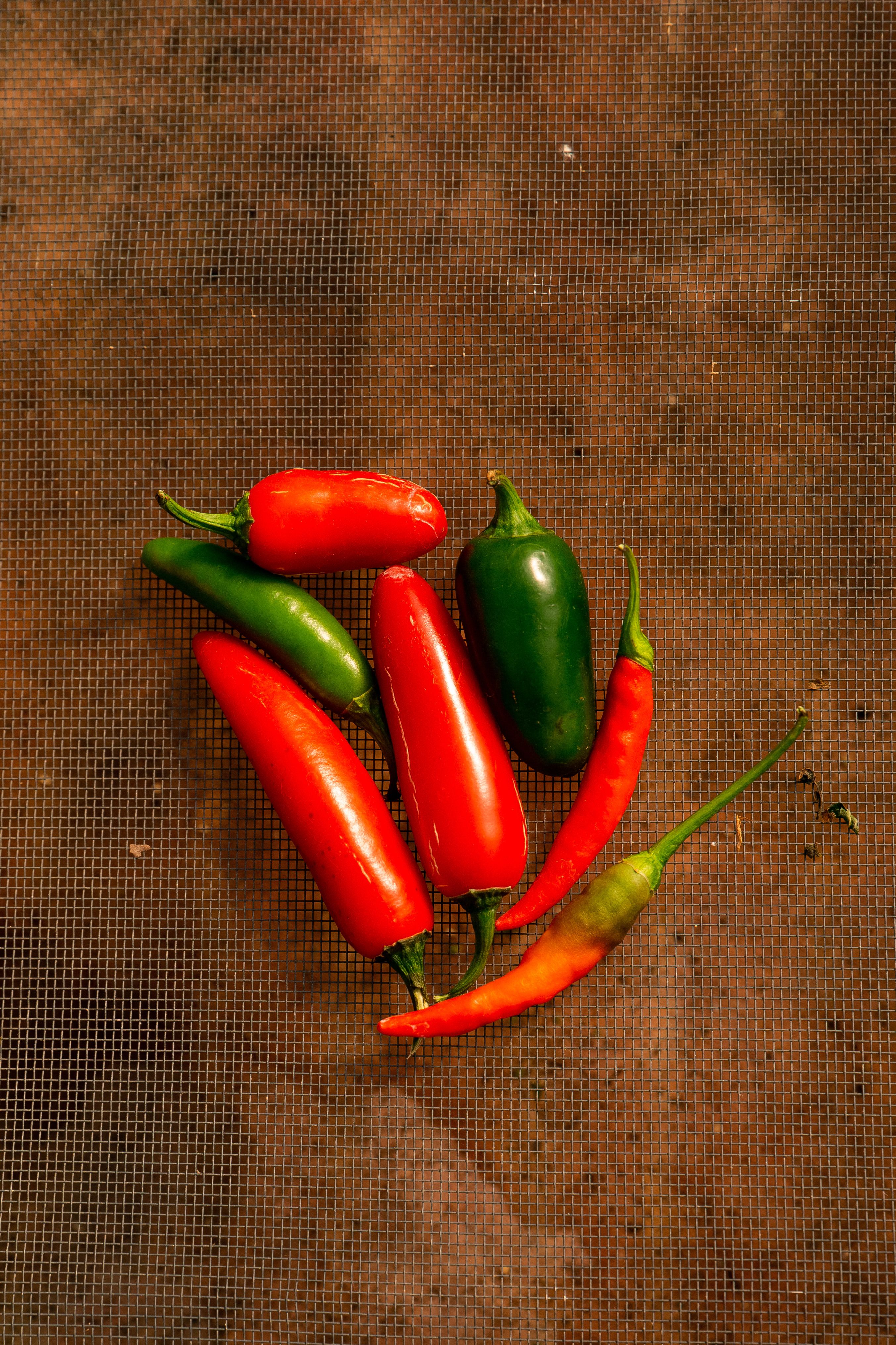 Surtido De Vibrantes Chiles Rojos Y Verdes · Foto de stock gratuita